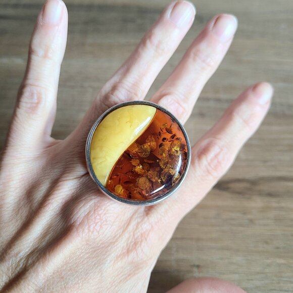 Oversized round sterling silver ring with 2 colors of Baltic Amber stone. Size 9 - Picture 1 of 16